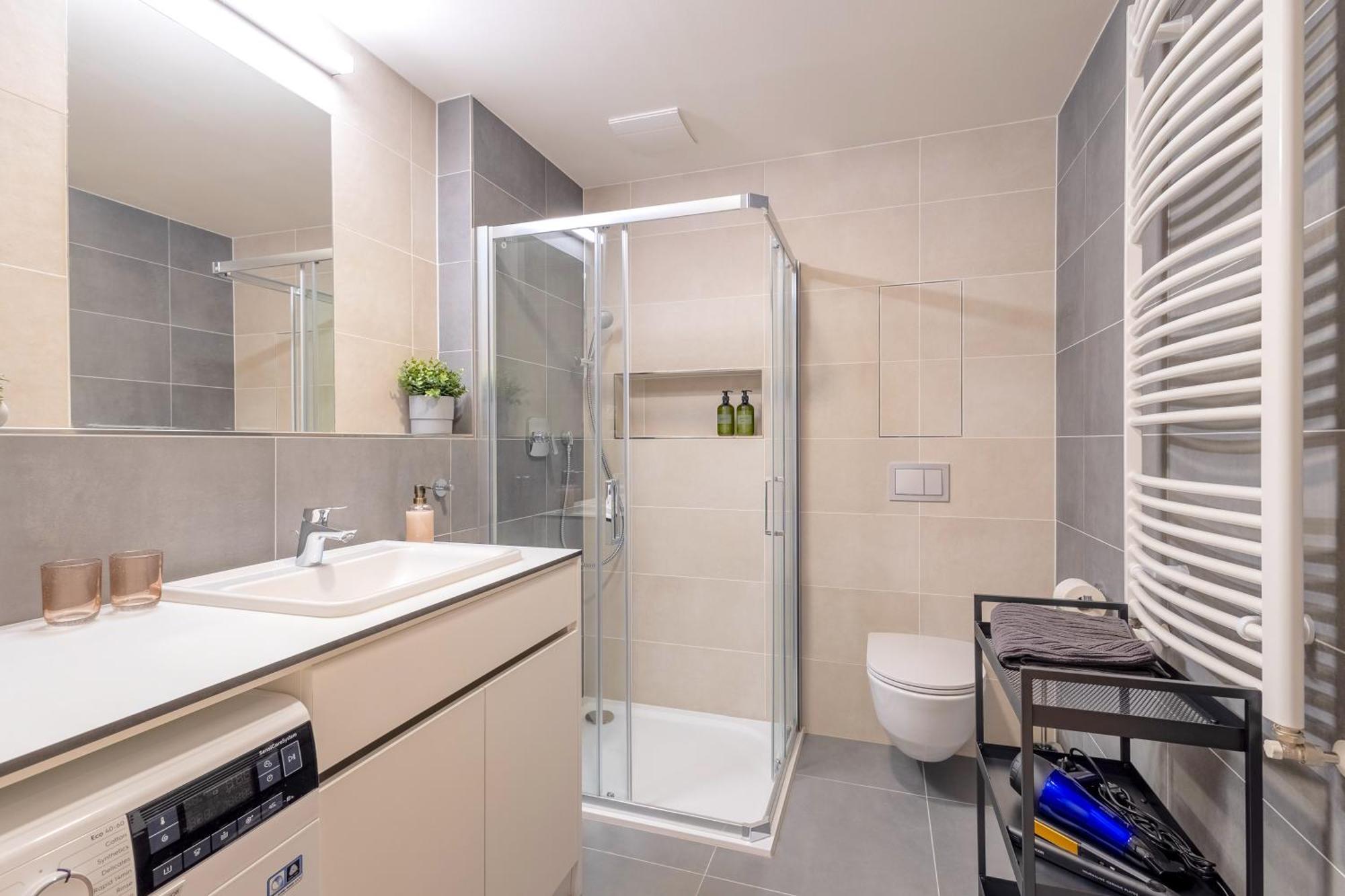 Апартаменти Bright 2Br - 7Th Floor, Balcony, Free Parking By Gravity Прага Екстер'єр фото