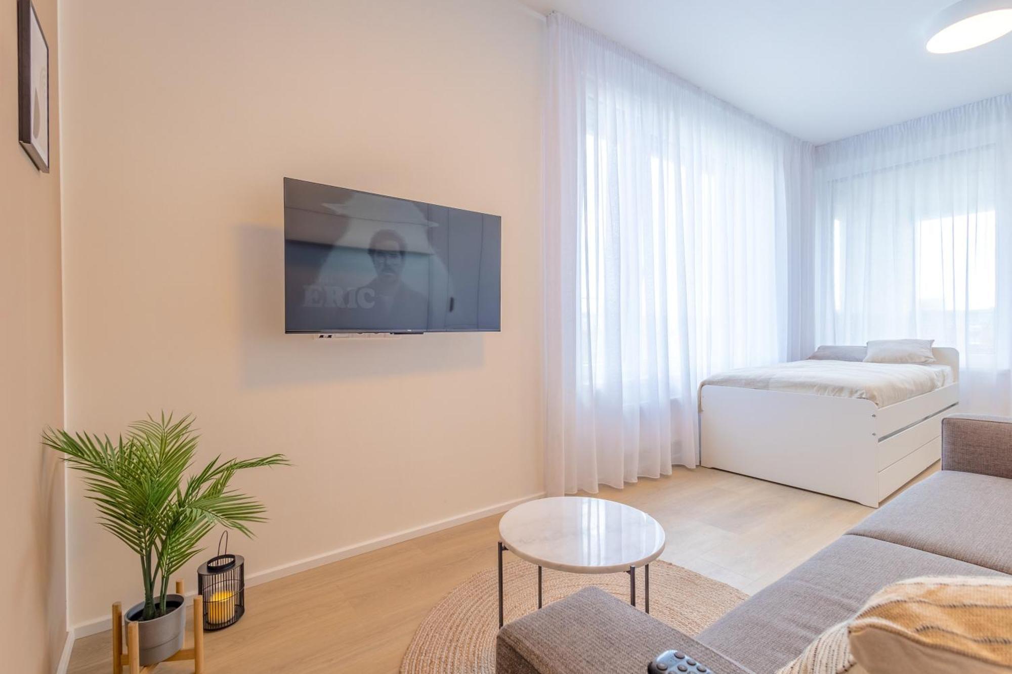 Апартаменти Bright 2Br - 7Th Floor, Balcony, Free Parking By Gravity Прага Екстер'єр фото