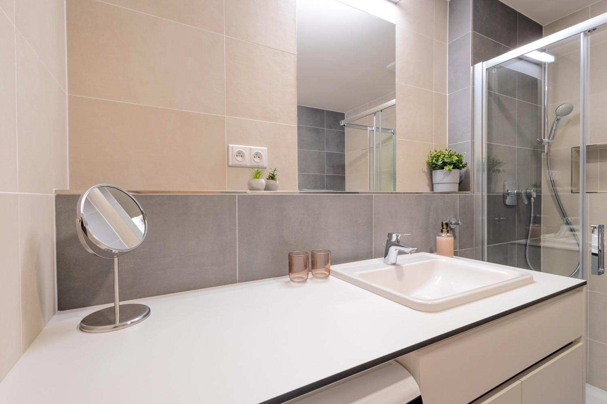 Апартаменти Bright 2Br - 7Th Floor, Balcony, Free Parking By Gravity Прага Екстер'єр фото